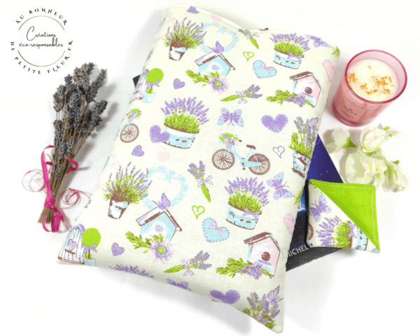 Cette Pochette à livre "Provence" grand format pour livres brochés et livres reliés est molletonnée et réversible. La pochette comprend un marque page. Cette Pochette à livre "Provence" grand format est parfaite pour protéger votre livre et pour l’emporter sans l’abîmer. Elle est réalisée dans un coton, Oeko-tex-standard 100, particulièrement fin et doux. La Pochette est rembourrée d’une plaque de ouate.