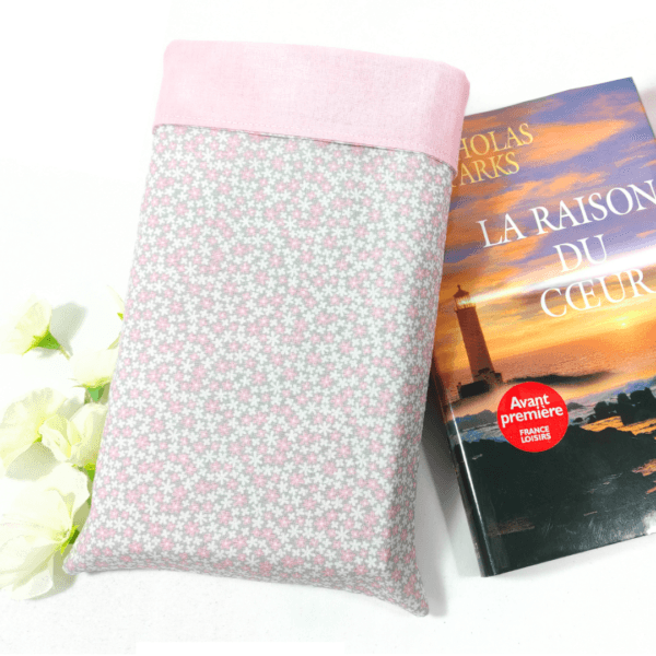 Offrez une protection élégante à votre livre de poche avec cette pochette rose, ornée de mille fleurs. C'est également une excellente idée de cadeau.