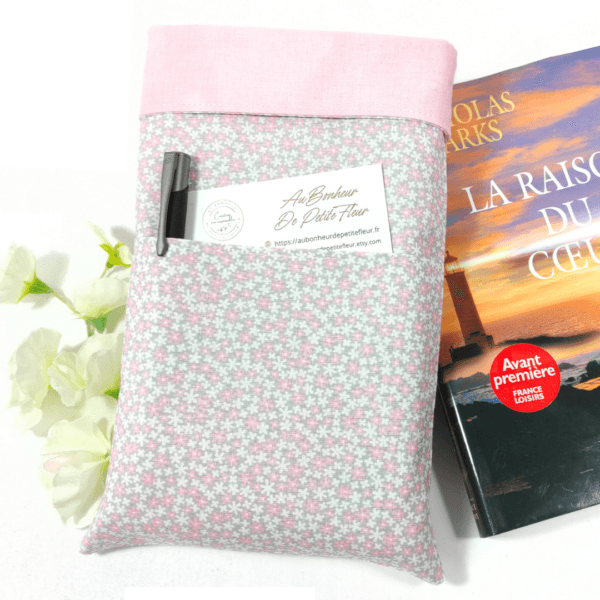 Offrez une protection élégante à votre livre de poche avec cette pochette rose, ornée de mille fleurs. C'est également une excellente idée de cadeau.