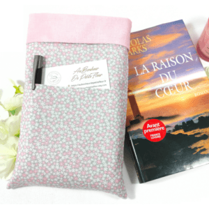 Offrez une protection élégante à votre livre de poche avec cette pochette rose, ornée de mille fleurs. C'est également une excellente idée de cadeau.