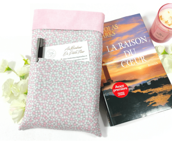 Offrez une protection élégante à votre livre de poche avec cette pochette rose, ornée de mille fleurs. C'est également une excellente idée de cadeau.