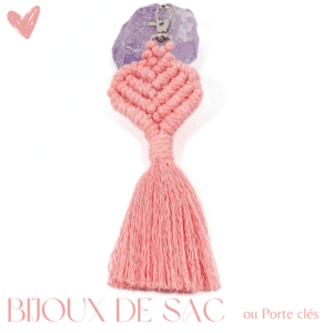 Mes Bijoux de sacs ou Porte-clés en macramé sont confectionnés à la main nœud après nœud par mes soins, chaque pièce est unique et témoigne d’un savoir-faire artisanal. Disponible en plusieurs couleurs, ils seront le cadeau parfait pour un anniversaire, une fête ou Noël.