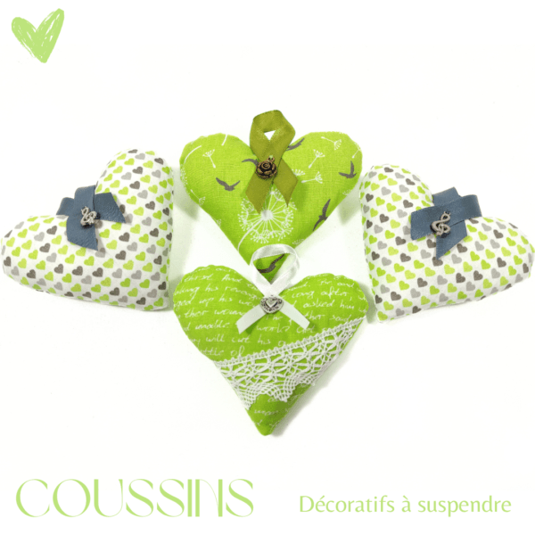 Ces Coussins décoratifs cœurs verts à suspendre pour poignées de porte ou à poser sur une table, un meuble est une invitation à la détente.