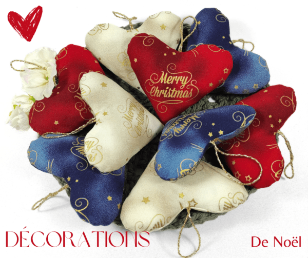 De jolies Coussins décoratifs Merry Christmas à suspendre, en tissu imprimé Merry Christmas, pour un Noël rouge, bleu ou crème avec une touche chic de doré.