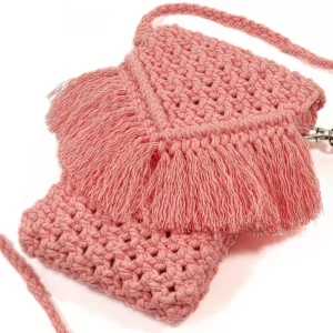 Cette Pochette bandoulière Rose pour téléphone portable en macramé, vous permet de garder votre téléphone portable toujours à portée de main.