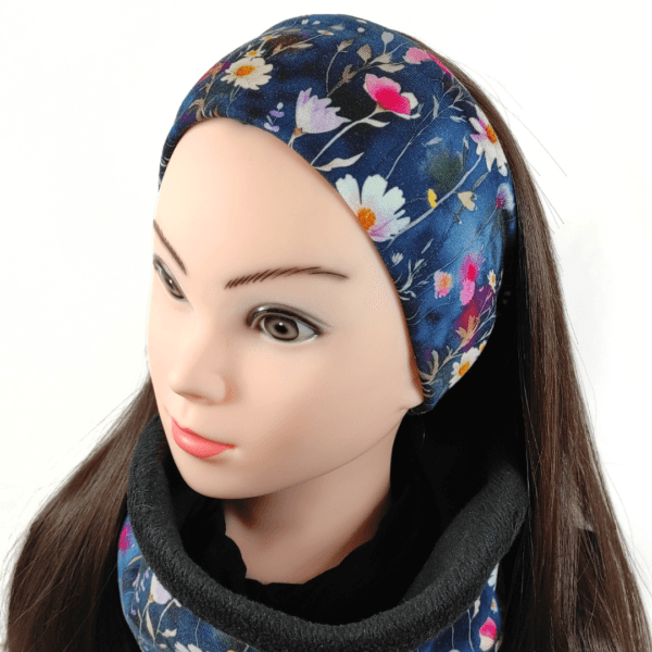 Le Bandeau pour femme en polaire bleu rose et blanc "Diana" est pratique, chaud et doux au toucher. Il est réalisé en tissu certifié OEKO-TEX Standard 100.