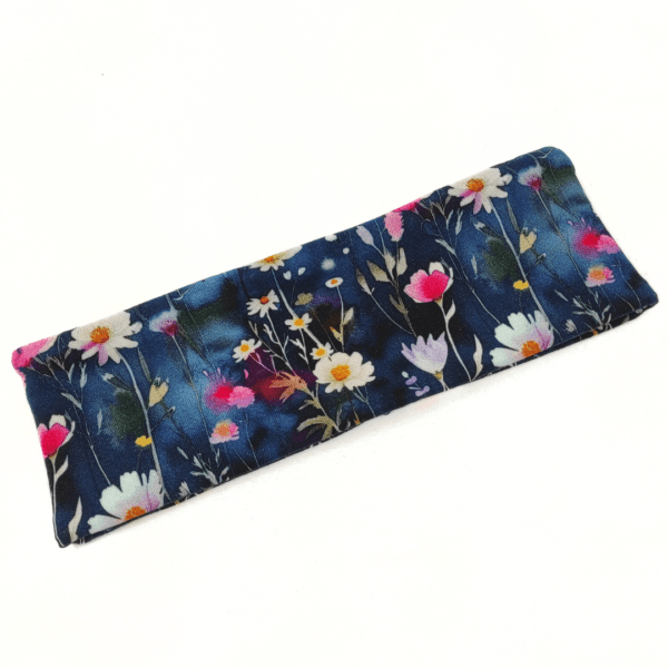 Le Bandeau pour femme en polaire bleu rose et blanc "Diana" est pratique, chaud et doux au toucher. Il est réalisé en tissu certifié OEKO-TEX Standard 100.