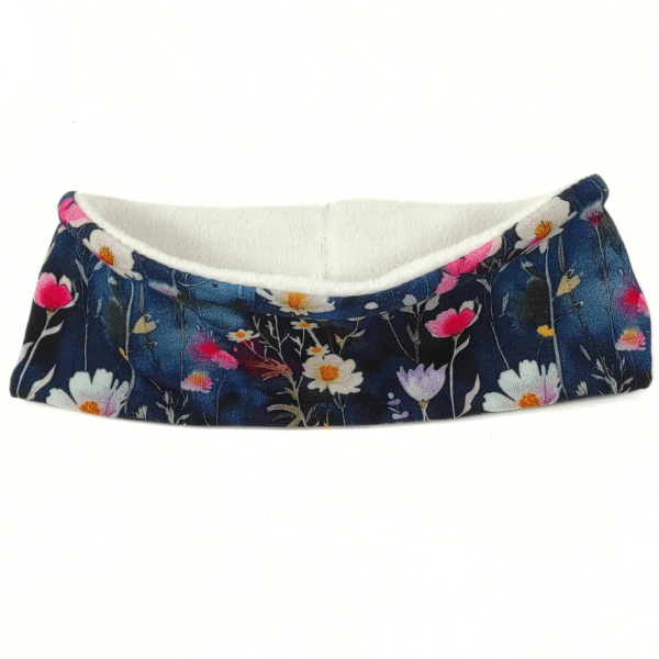 Le Bandeau pour femme en polaire bleu rose et blanc "Diana" est pratique, chaud et doux au toucher. Il est réalisé en tissu certifié OEKO-TEX Standard 100.