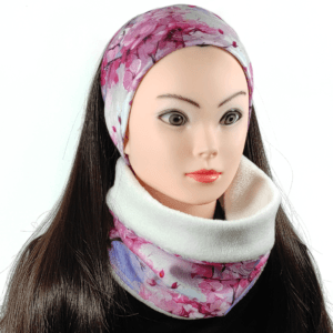 Le Snood pour femme en polaire blanc rose et bleu "Fleurs de cerisier" est pratique, chaud et doux au toucher. Il est réalisé en tissu certifié OEKO-TEX Standard 100.