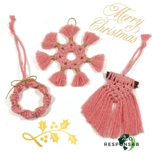 Un très bel ensemble de 3 décorations de Noël en macramé rose pour illuminer votre sapin mais aussi votre table de fêtes ou vos poignées de porte. 