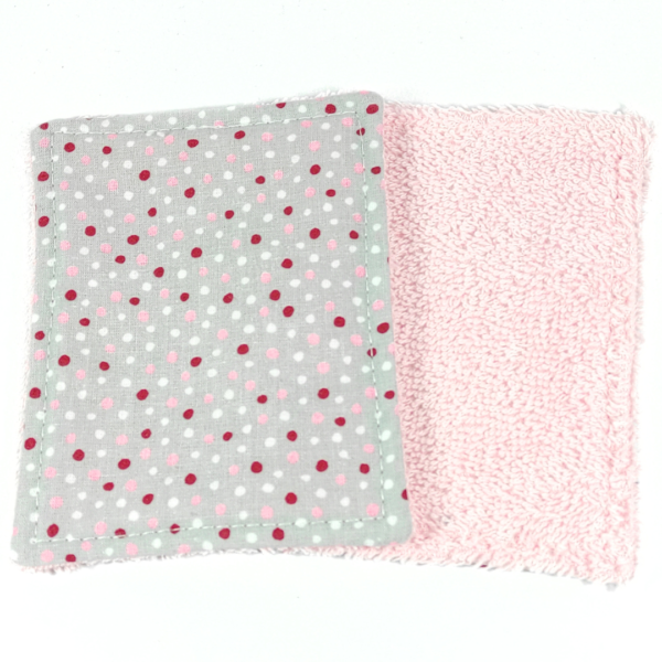 Venez découvrir mon Papier toilette en tissu rose de coton Biologique, lavable et réutilisable. Il est plus doux et plus absorbant que le papier ordinaire.