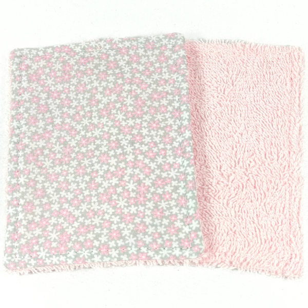 Venez découvrir mon Papier toilette en tissu rose de coton Biologique, lavable et réutilisable. Il est plus doux et plus absorbant que le papier ordinaire.