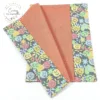 Ce Protège cahier en tissu sourire, petit format, est parfait pour protéger le cahier de votre enfant sans l’abîmer pendant toute l’année scolaire.