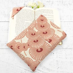 Découvrez ma Pochette à livre de poche "Parasol" Rose : cette housse est idéale pour préserver vos livres, qu'ils soient brochés ou reliés.