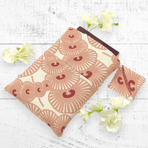 Découvrez ma Pochette à livre de poche "Parasol" Rose : cette housse est idéale pour préserver vos livres, qu'ils soient brochés ou reliés.