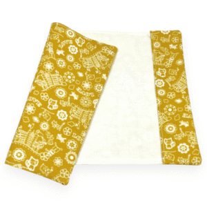 Protège-cahier en tissu bio 17x22 cm, motif City jaune moutarde. Lavable, réutilisable, idéal pour une rentrée scolaire zéro déchet.